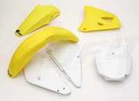 UFO KOMPLET PLASTIKÓW SUZUKI RM 85 '00-'24 KOLOR OEM '00-'15 I '18-'20 OEM (BIAŁY/ŻÓŁTY) (SU405E999)