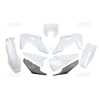 UFO KOMPLET PLASTIKÓW HUSQVARNA TE 150 / 250 / 300 '20-'23, FE 250 / 350 / 450 / 501 '20-'23 Z OSŁONĄ LAMPY KOLOR OEM (BIAŁY/GRAFITOWY) (HU623E999)